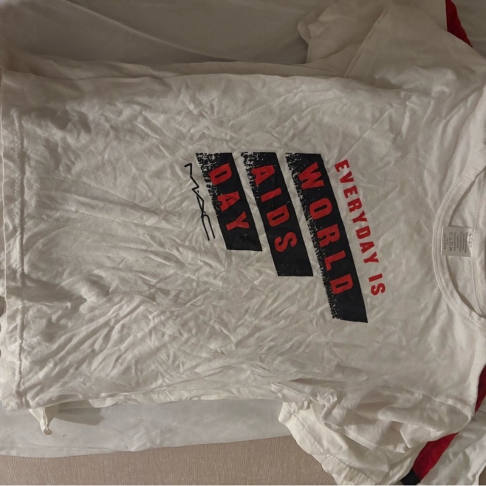 10 Mac cosmetics employee shirts all bundled - Picture 9 of 10